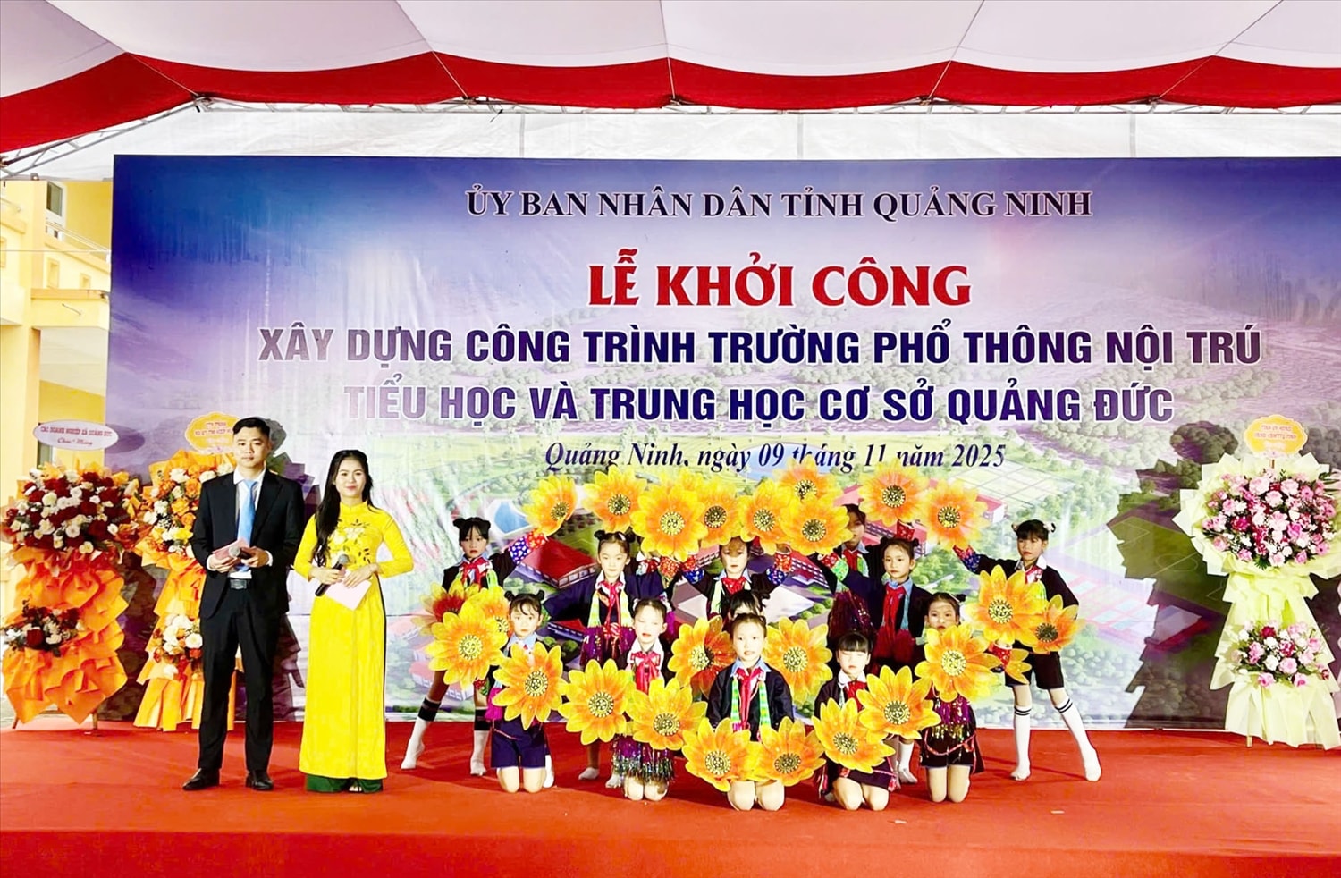 Tiết mục văn nghệ đặc sắc của các em học sinh Trường nội trú liên cấp xã Quảng Đức, Quảng Ninh chào mừng Lễ khởi công xây dựng trường. (Ảnh: Mỹ Dung)