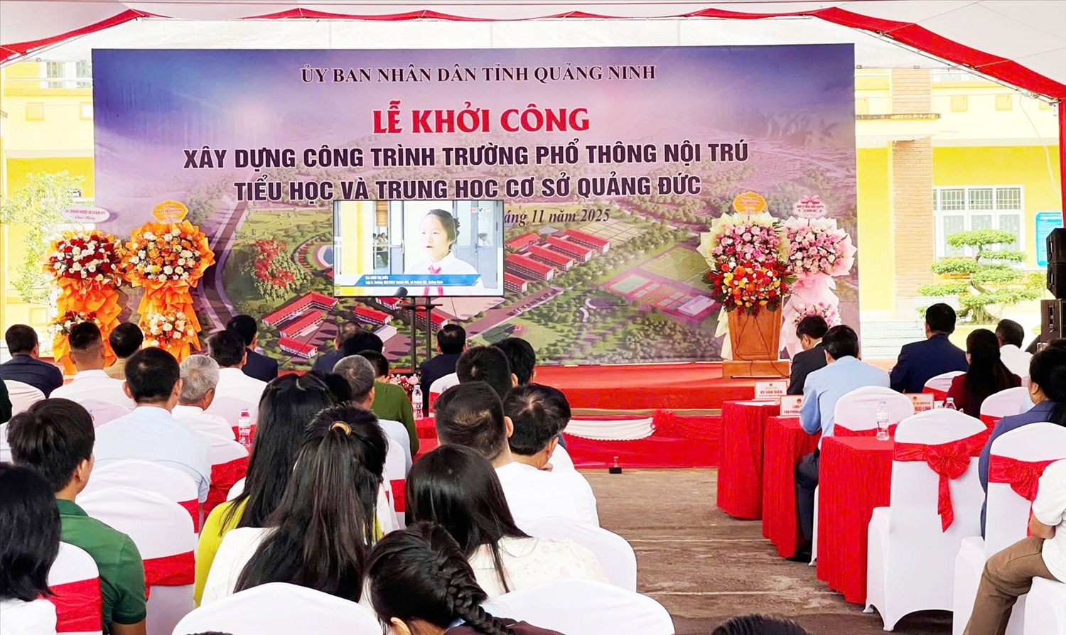 Các đại biểu dự Lễ khởi công tại điểm Trường nội trú liên cấp xã Quảng Đức, Quảng Ninh. (Ảnh: Mỹ Dung)