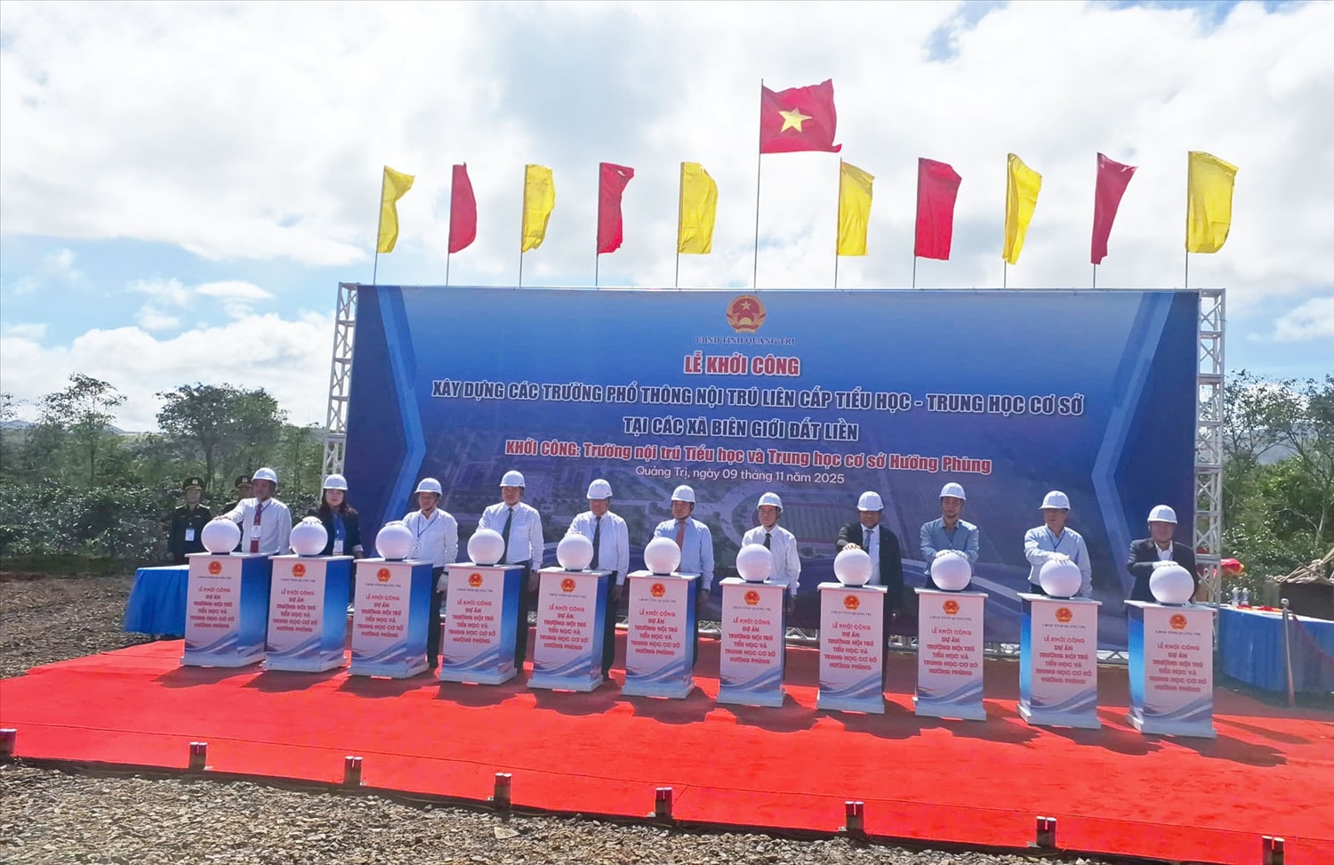 Thứ trưởng Bộ Dân tộc và Tôn giáo Y Thông và các đại biểu thực hiện nghi lễ Khởi công xây dựng điểm Trường nội trú liên cấp xã Hướng Phùng, Quảng Trị. (Ảnh: Phạm Tiến)