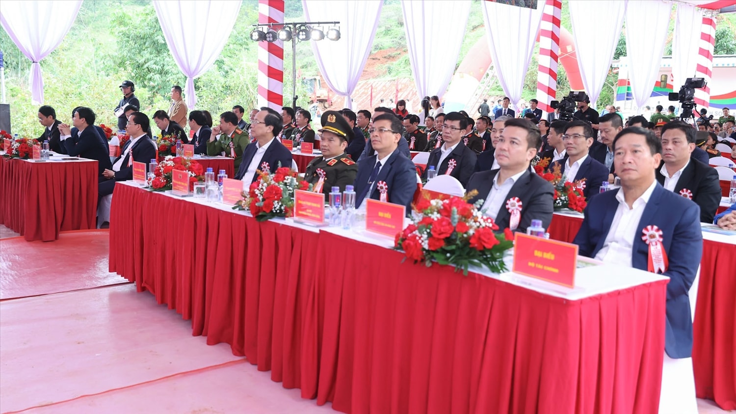 Các đại biểu dự Lễ khởi công tại điểm Trường nội phổ thông nội trú liên cấp TH&THCS xã Lóng Sập, tỉnh Sơn La. (Ảnh: Anh Dũng)