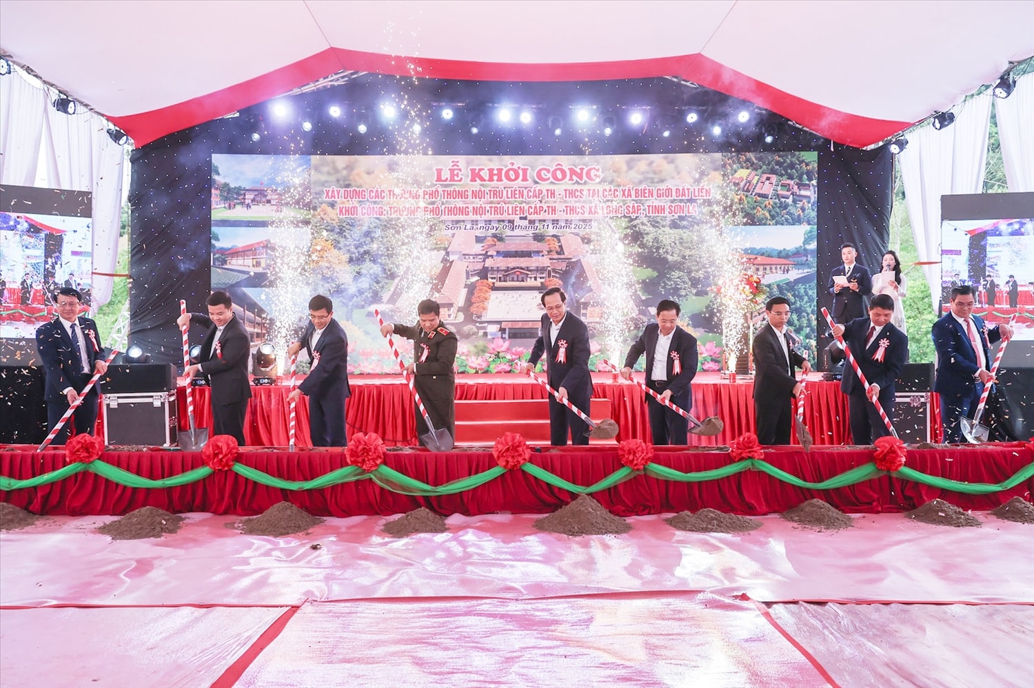 Bộ trưởng Bộ Dân tộc và Tôn giáo Đào Ngọc Dung; Bí thư Tỉnh ủy Sơn La Hoàng Văn Nghiệm và các đại biểu thực hiện nghi lễ Khởi công xây dựng điểm Trường nội phổ thông nội trú liên cấp TH&THCS xã Lóng Sập, tỉnh Sơn La. (Ảnh: Anh Dũng)