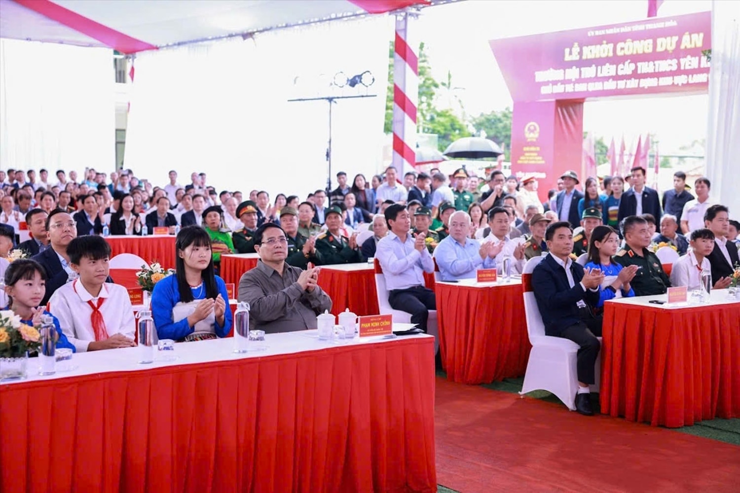 Các đại biểu tham dự Lễ khởi công. (Ảnh: Q. Trâm)