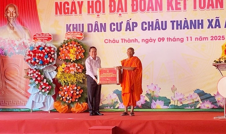 Chủ tịch Quốc hội Trần Thanh Mẫn tặng quà cho chùa Tum Núp tại Ngày hội.