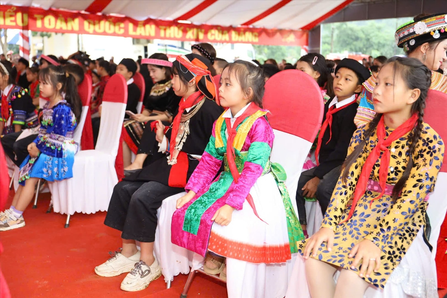 Các cháu học sinh vùng cao Tuyên Quang háo hức chờ đón Lễ khởi công. (Ảnh: Vũ Mừng)