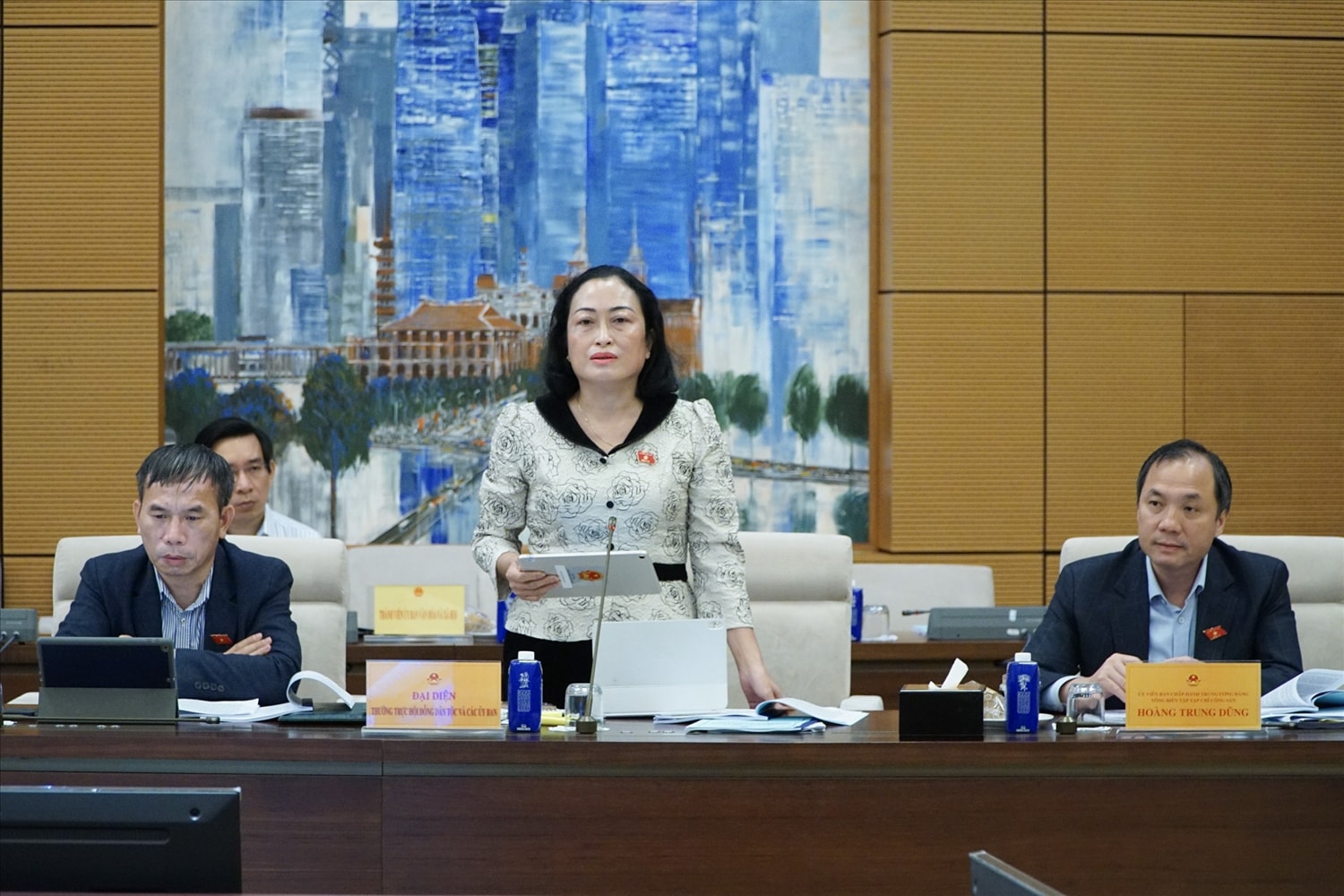 Phó Chủ tịch Hội đồng Dân tộc của Quốc hội Trần Thị Hoa Ry Phó Chủ tịch Hội đồng Dân tộc của Quốc hội Trần Thị Hoa Ry