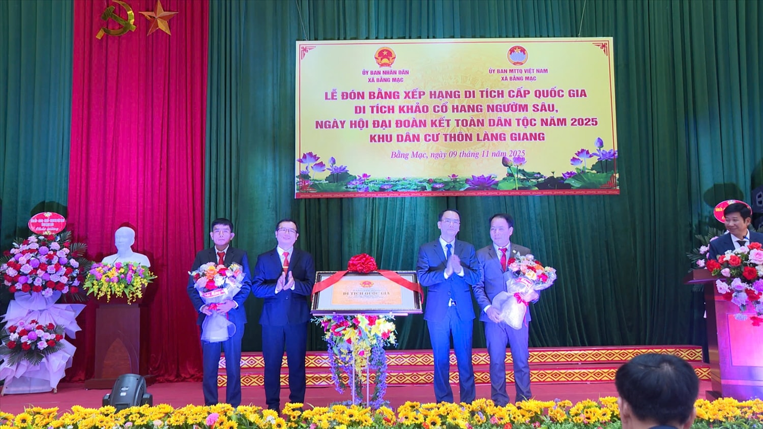 Lãnh đạo xã Bằng Mạc, tỉnh Lạng Sơn đón nhận Bằng xếp hạng Hang Ngườm Sâu là  Di tích Quốc gia 