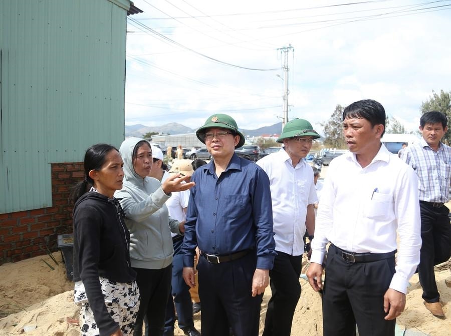 Phó Thủ tướng Hồ Quốc Dũng kiểm tra công tác khắc phục thiệt hại bão số 13. Phó Thủ tướng Hồ Quốc Dũng kiểm tra công tác khắc phục thiệt hại bão số 13.