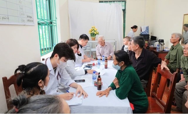 Đông đảo người dân tham gia khám sàng lọc miễn phí tại chương trình CAREME, tỉnh Ninh Bình.(ảnh CTV)