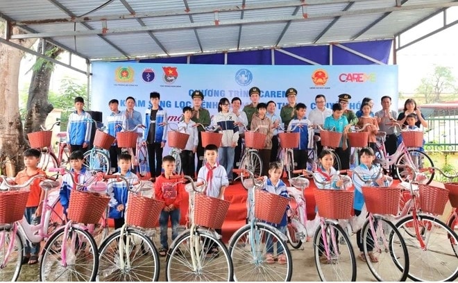 Ban tổ chức trao quà cho hoàn cảnh khó khăn, gia đình chính sách.(ảnh CTV)