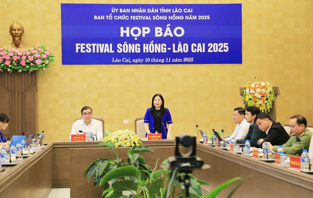 Phó Chủ tịch UBND tỉnh Lào Cai Vũ Thị Hiền Hạnh thông tin cho các cơ quan báo chí tại buổi họp báo. (Ảnh: Trọng Bảo)