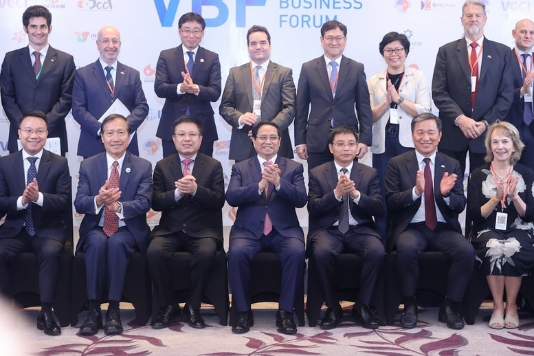 Thủ tướng chụp ảnh lưu niệm cùng các đại biểu - Ảnh: VGP/Nhật Bắc Thủ tướng chụp ảnh lưu niệm cùng các đại biểu - Ảnh: VGP/Nhật Bắc