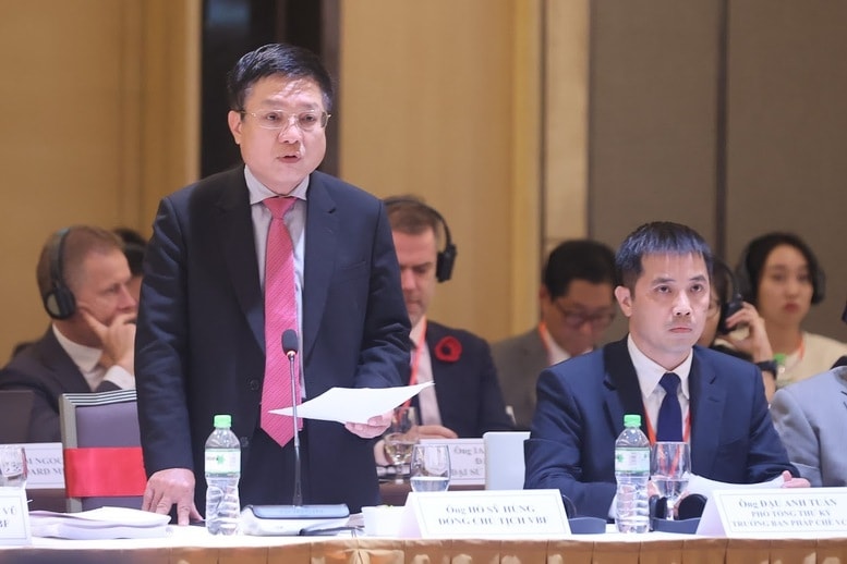 Ông Hồ Sĩ Hùng, đồng Chủ tịch Diễn đàn Doanh nghiệp Việt Nam phát biểu - Ảnh: VGP/Nhật Bắc Ông Hồ Sĩ Hùng, đồng Chủ tịch Diễn đàn Doanh nghiệp Việt Nam phát biểu - Ảnh: VGP/Nhật Bắc