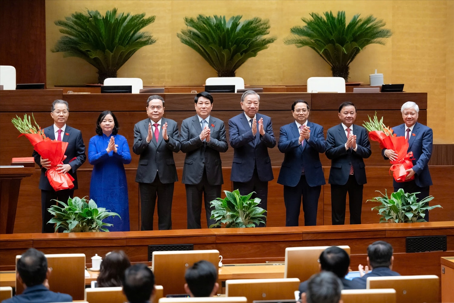 Các đồng chí lãnh đạo Đảng, Nhà nước, Quốc hội, Chính phủ, Mặt trận Tổ quốc chúc mừng Phó Chủ tịch Quốc hội Đỗ Văn Chiến và Chánh án Toà án nhân dân tối cao Nguyễn Văn Quảng