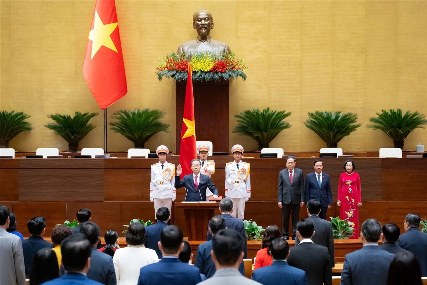 Chánh án Tòa án nhân dân tối cao Nguyễn Văn Quảng thực hiện Lễ tuyên thệ nhậm chức trước Quốc hội