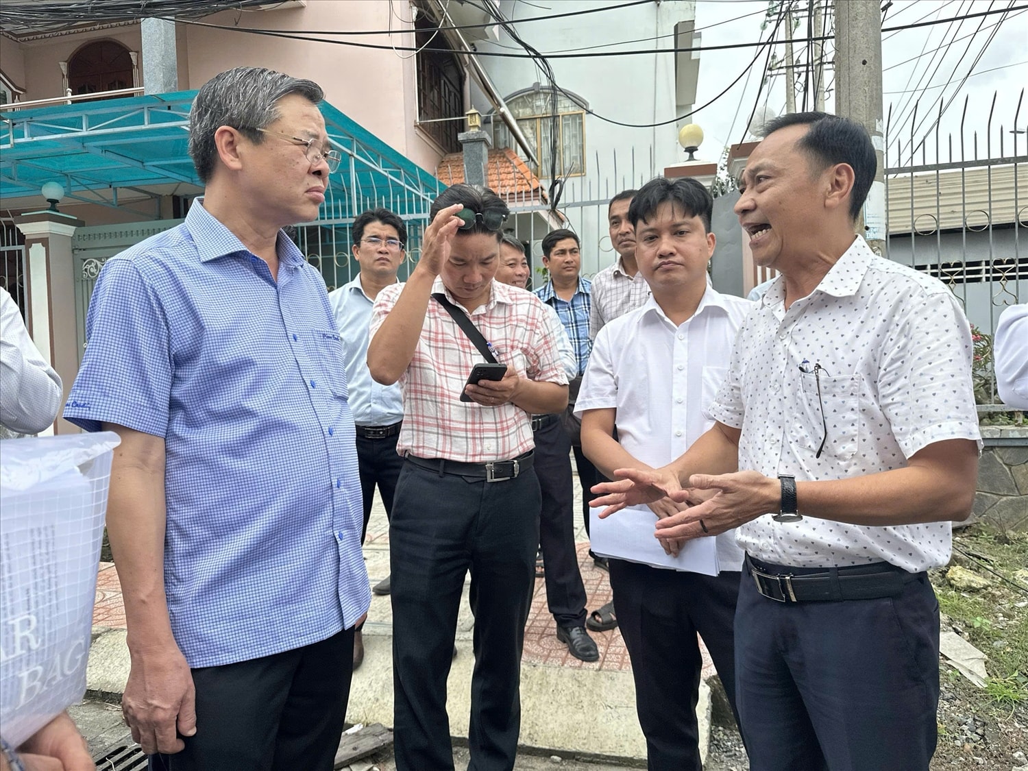 Chủ tịch UBND TP. Cần Thơ Trương Cảnh Tuyên (ngoài cùng bên trái) kiểm tra công tác giải phóng mặt bằng dự án mở rộng Quốc lộ 91
