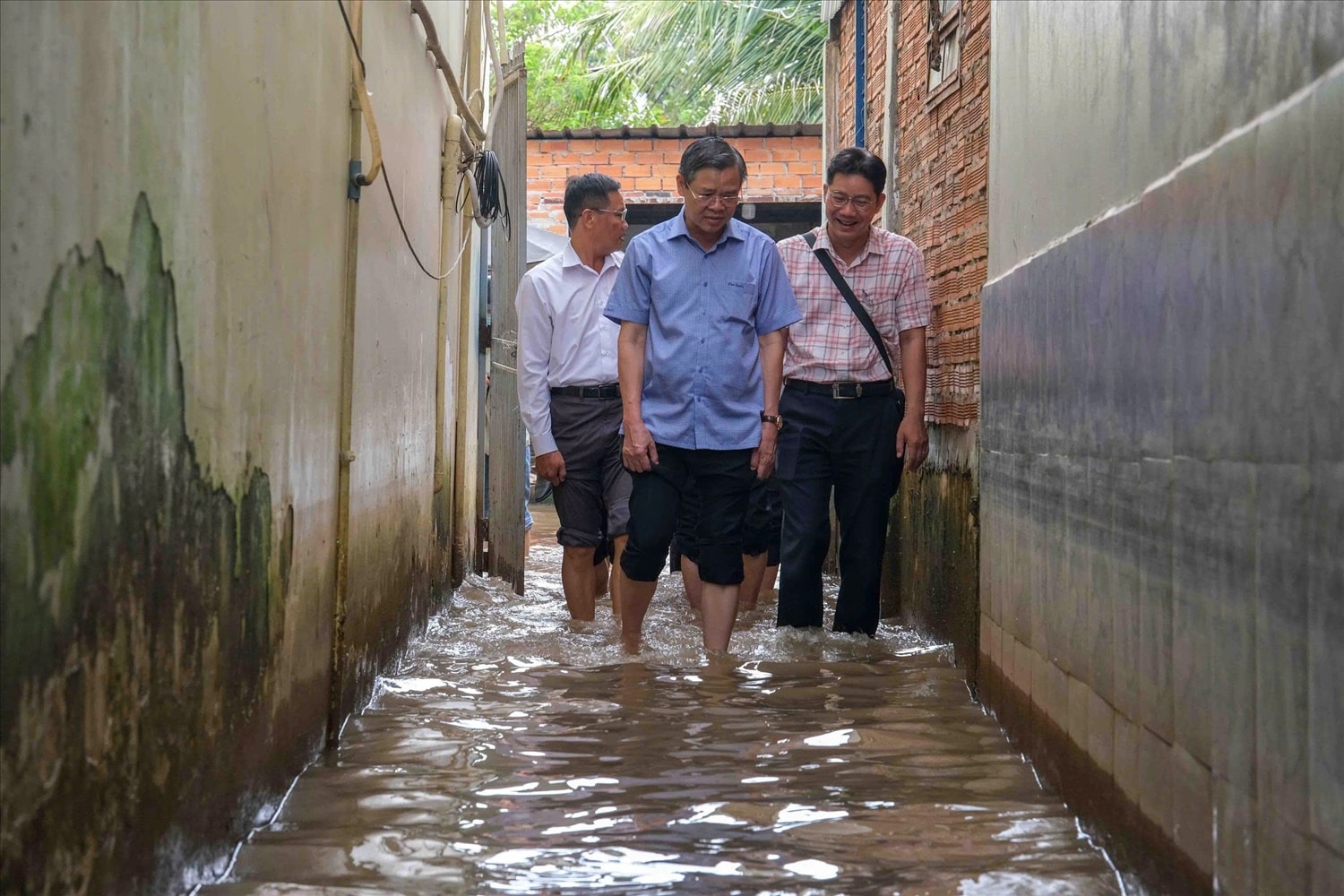 Chủ tịch Cần Thơ lội nước, đến vận động người dân bàn giao mặt bằng dự án nâng cấp 7km Quốc lộ 91