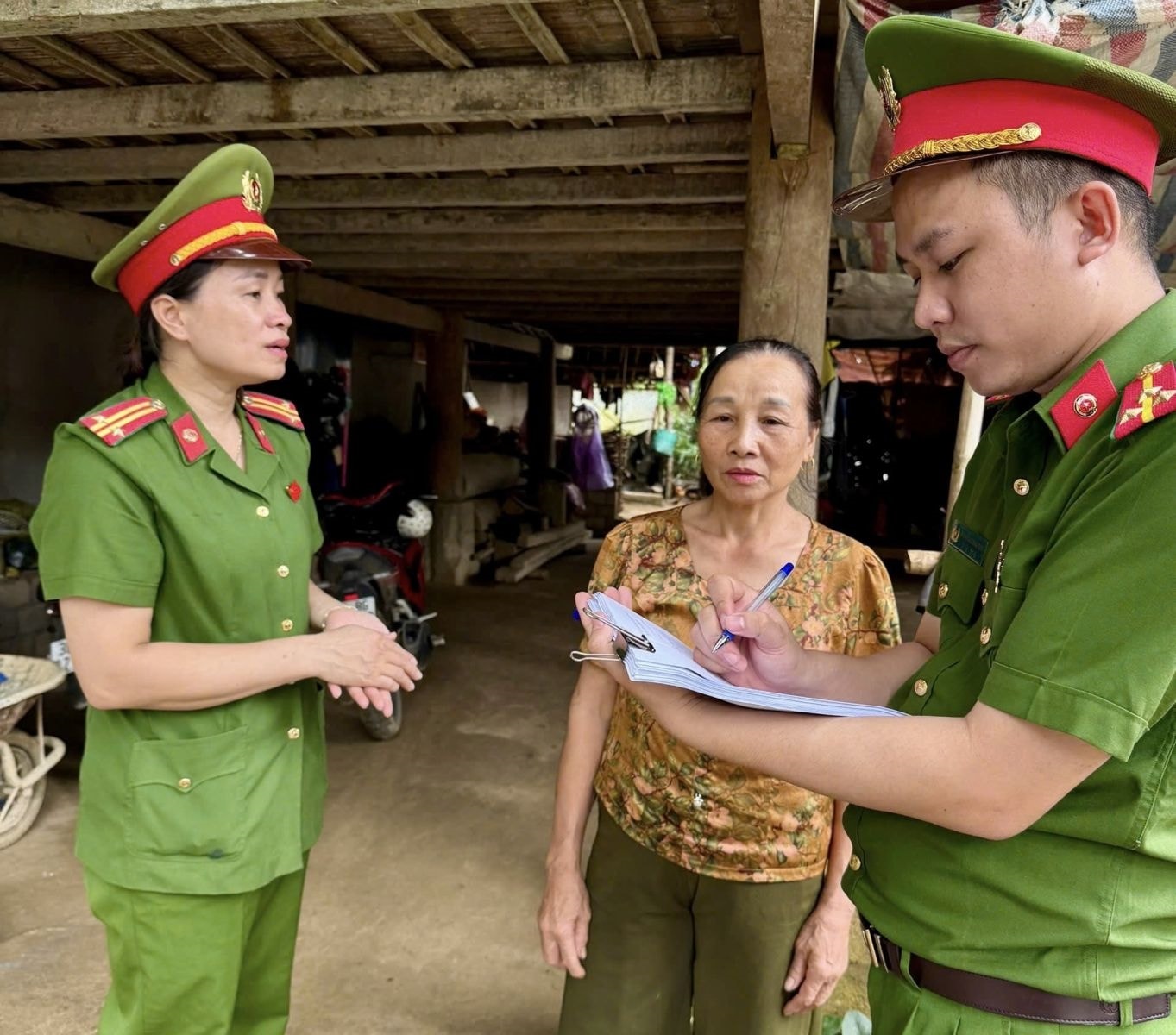 Công an xã Hồi Xuân đẩy mạnh tuyên truyền pháp luật cho Nhân dân