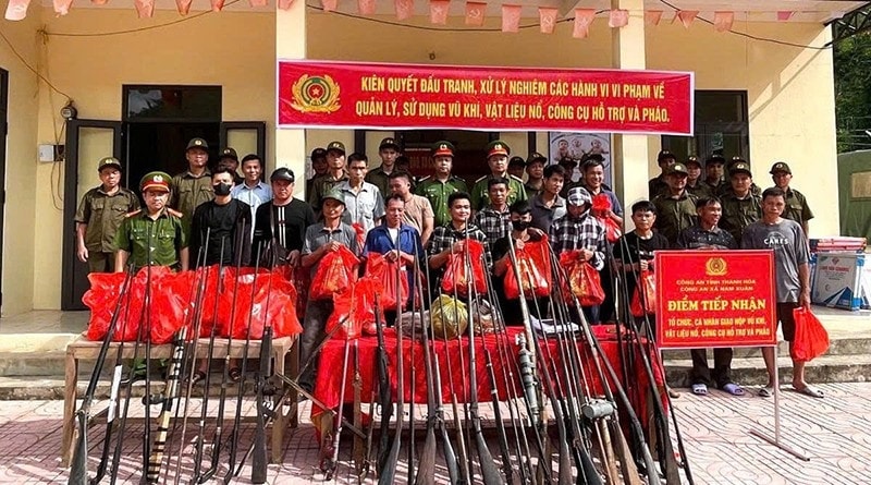 Người dân tự nguyện giao nộp súng cho cơ quan chức năng