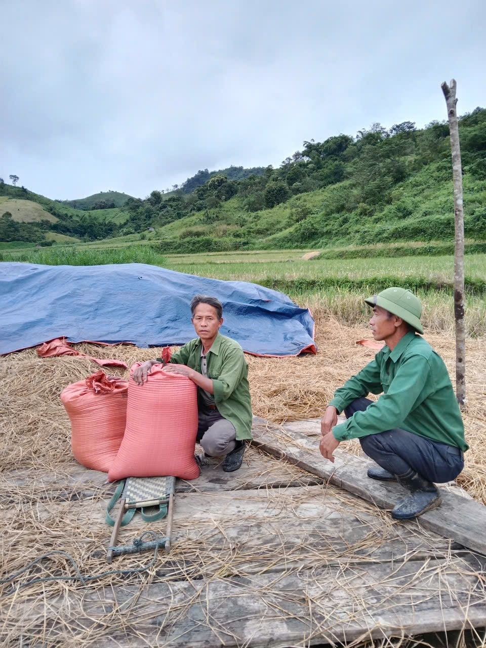 Bản thân ông Vừ Pá Chá (người không đội mũ) đã “trước sau như một”, giữ được tâm thế thăng bằng trước sự việc nhiều người dân nghe lời xúi dục tin theo “đạo lạ”; đồng thời vận động gia đình, dòng họ, bản làng phải cảnh giác trước kẻ xấu.