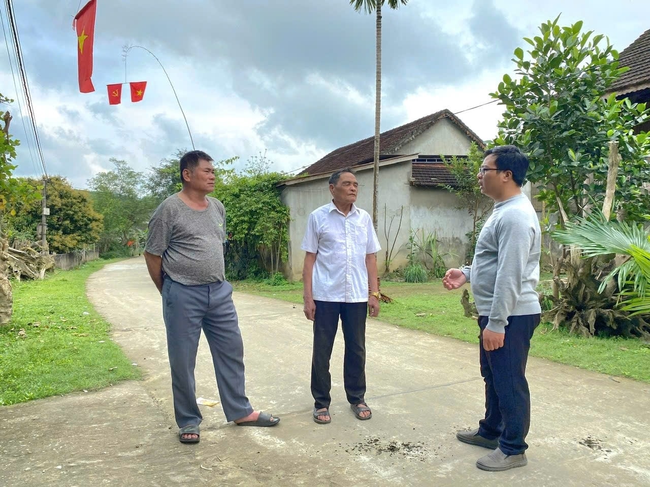 Ông Lương Văn Thuyết-Người có uy tín bản Mà, xã Sơn Lâm (ở giữa) thường xuyên gặp gỡ, vận động bà con trong bản gìn giữ bản sắc văn hóa, xây dựng cuộc sống mới