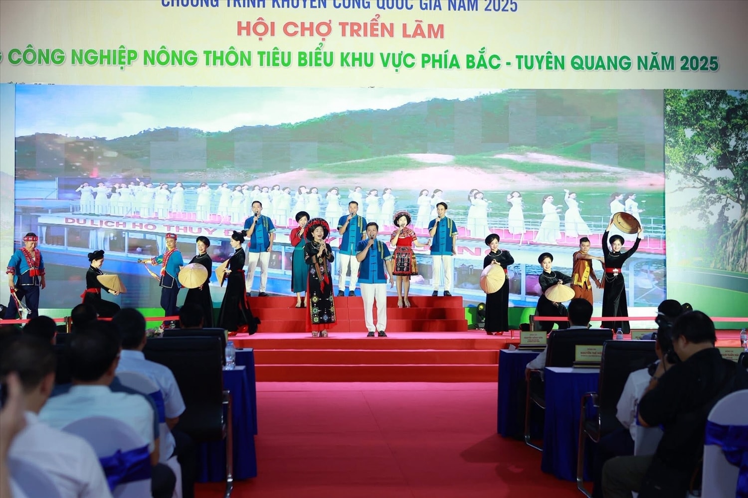 Tuyên Quang xác định xây dựng NTM cần gắn kết chặt chẽ với phát triển kinh tế, mở rộng du lịch cộng đồng, bảo vệ môi trường sinh thái và gìn giữ nét đẹp văn hóa truyền thống.