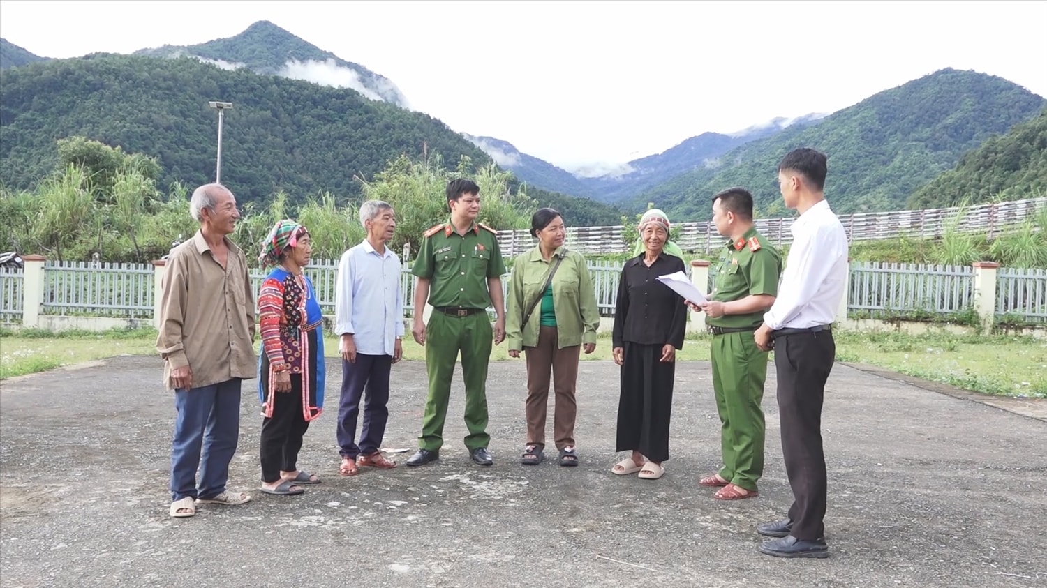 Cán bộ Công an xã Hua Bum tuyên truyền pháp luật đến người dân nhằm bảo vệ vững chắc biên giới. Cán bộ Công an xã Hua Bum tuyên truyền pháp luật đến người dân nhằm bảo vệ vững chắc biên giới.