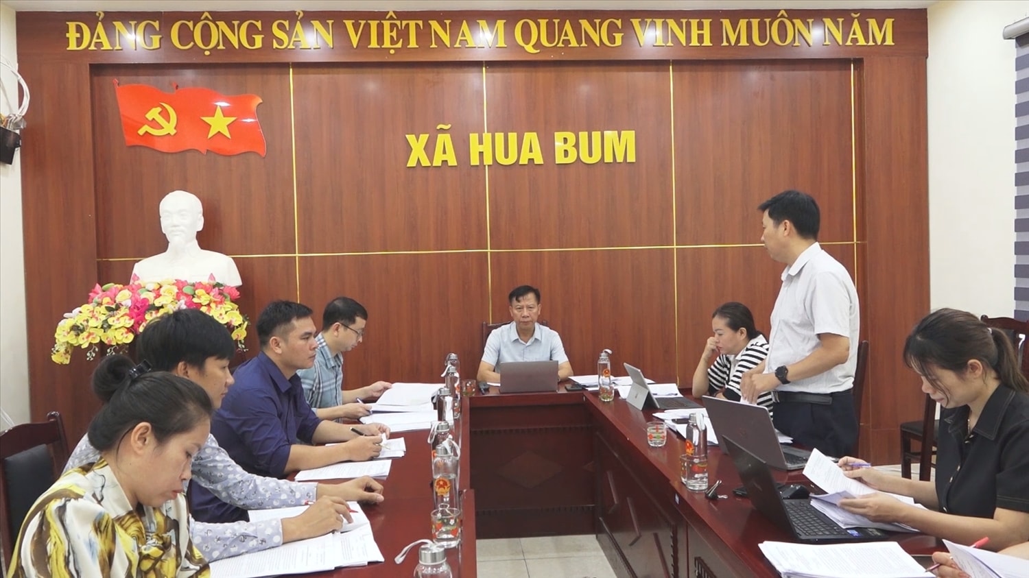 Cấp ủy Đảng, chính quyền xã Hua Bum họp đưa ra quyết sách trong phát triển kinh tế gắn bảo vệ biên giới. Cấp ủy Đảng, chính quyền xã Hua Bum họp đưa ra quyết sách trong phát triển kinh tế gắn bảo vệ biên giới.