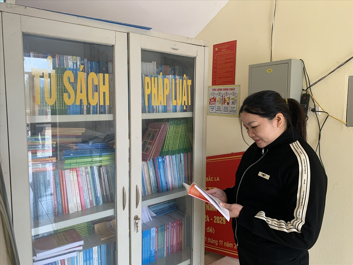 Người dân tìm hiểu kiến thức từ tủ sách pháp luật