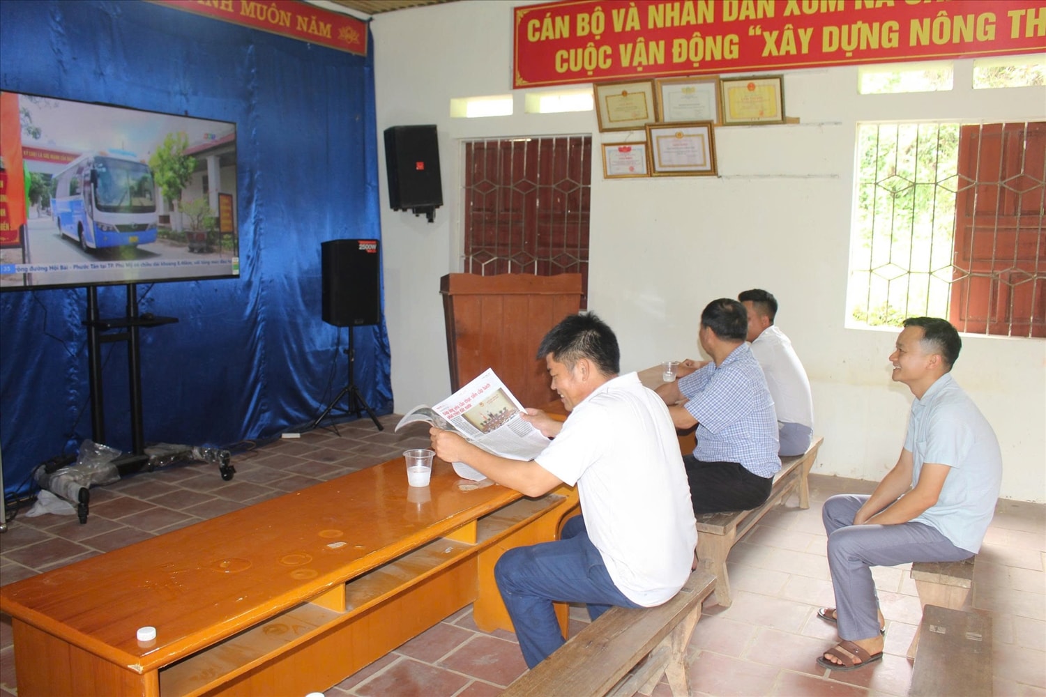 Đồng bào dân tộc Mông ở xóm Phú Thọ cập nhật các thông tin lại Điểm tiếp cận thông tin của xóm. (Ảnh: Thảo Khánh) Đồng bào dân tộc Mông ở xóm Phú Thọ cập nhật các thông tin lại Điểm tiếp cận thông tin của xóm. (Ảnh: Thảo Khánh)