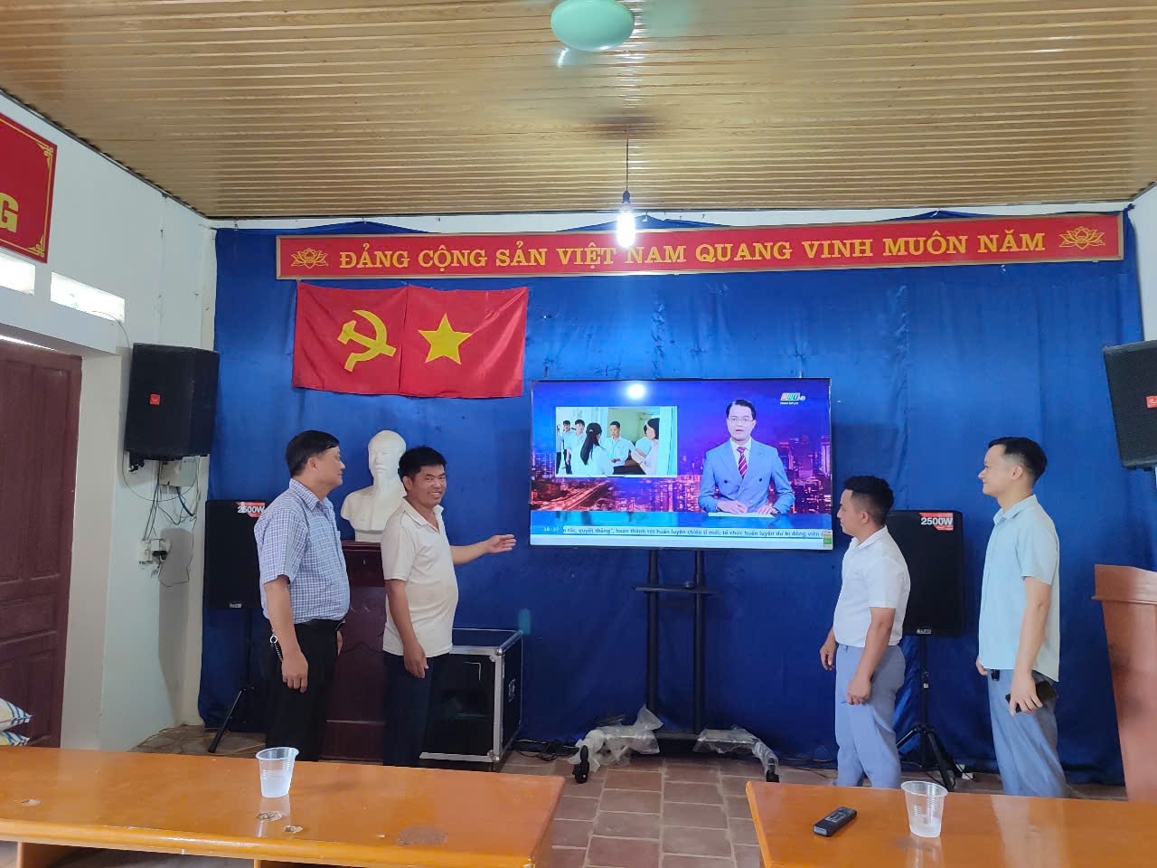 Ông Hoàng Văn Bình (sinh năm 1984), Bí thư Chi bộ, Trưởng xóm Phú Thọ giới thiệu về các thiết bị được hỗ trợ. (Ảnh: Thảo Khánh) Ông Hoàng Văn Bình (sinh năm 1984), Bí thư Chi bộ, Trưởng xóm Phú Thọ giới thiệu về các thiết bị được hỗ trợ. (Ảnh: Thảo Khánh)