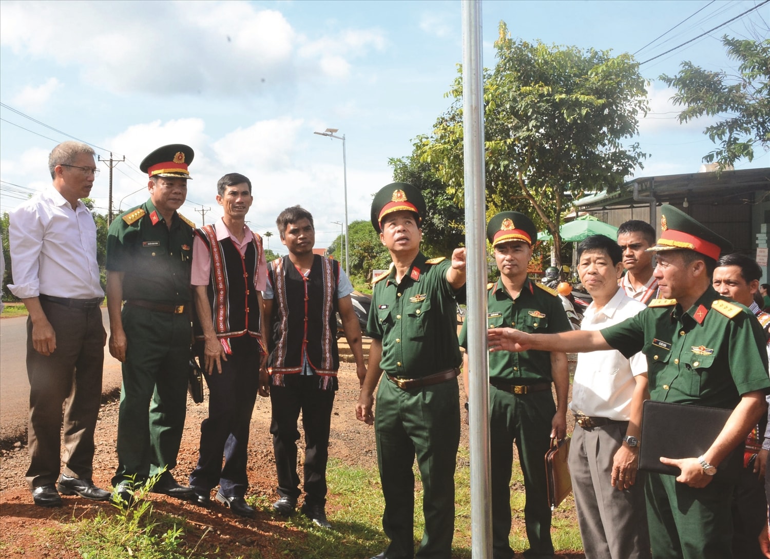 Lãnh đạo Binh đoàn 15 cùng chính quyền địa phương kiểm tra chất lượng công trình “Sao sáng buôn làng” Lãnh đạo Binh đoàn 15 cùng chính quyền địa phương kiểm tra chất lượng công trình “Sao sáng buôn làng”