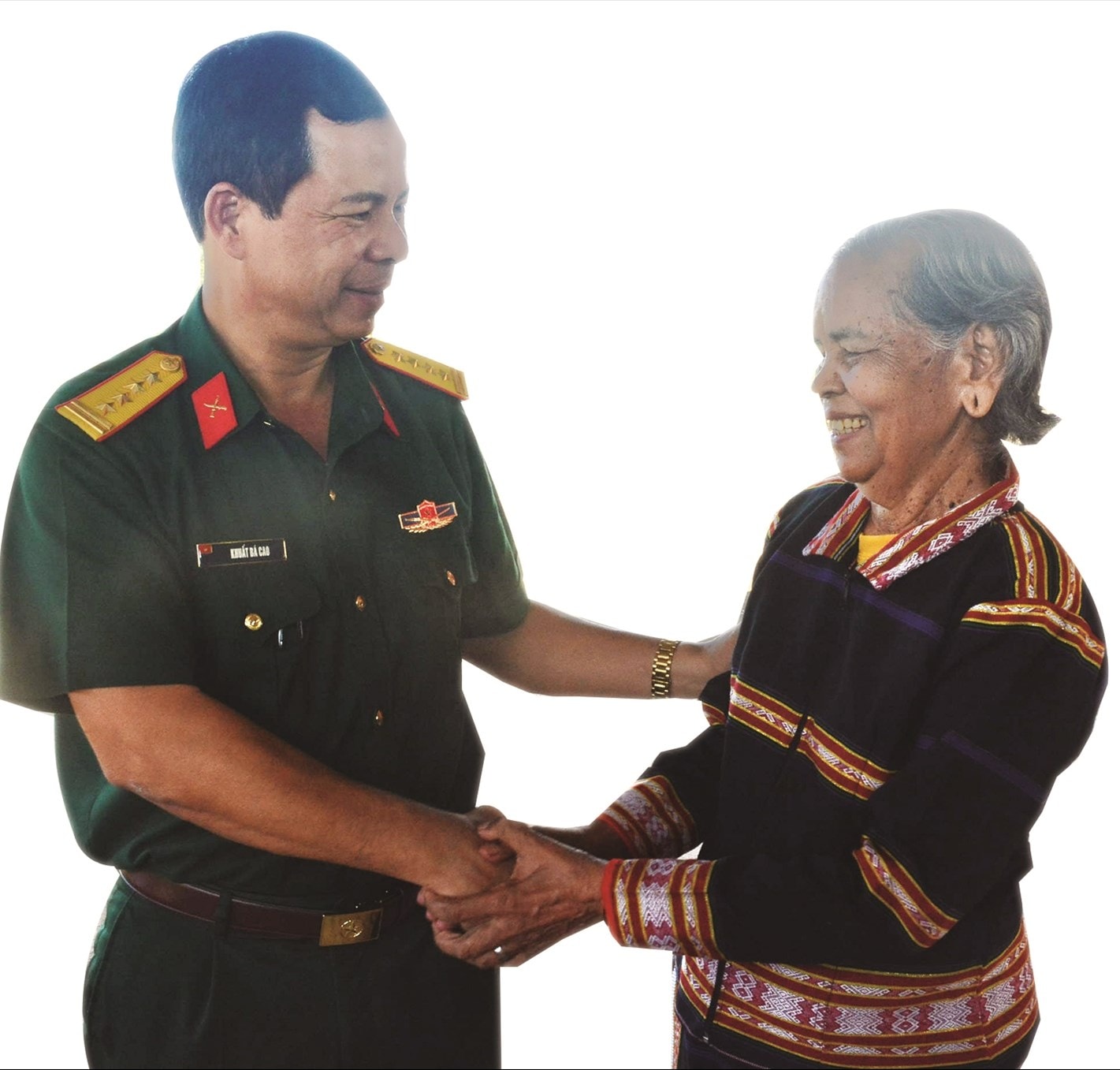 Già làng Ksor H’Blâm (xã Ia Mơ) vui mừng bởi Chương trình “Sao sáng buôn làng” đã mang ánh sáng, niềm tin cho dân làng Già làng Ksor H’Blâm (xã Ia Mơ) vui mừng bởi Chương trình “Sao sáng buôn làng” đã mang ánh sáng, niềm tin cho dân làng