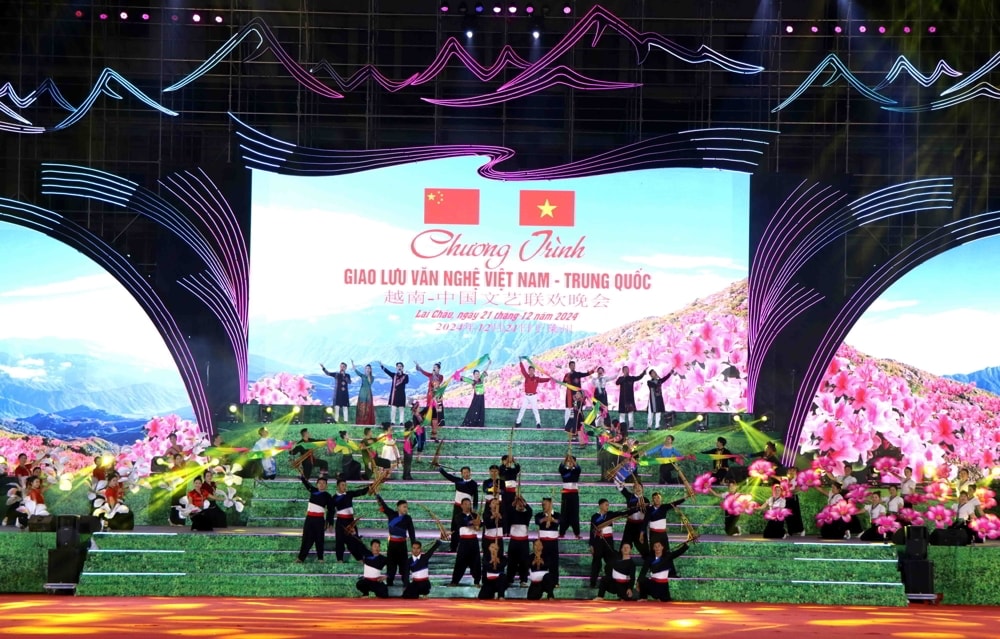 Tiết mục hát múa tại Chương trình giao lưu văn nghệ Việt Nam - Trung Quốc năm 2024