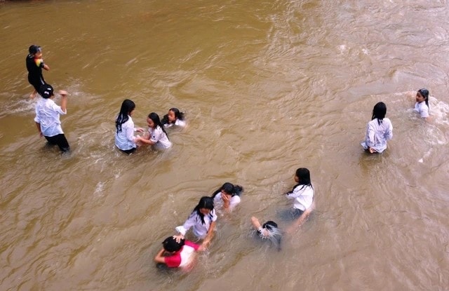 Thiếu nước sinh hoạt, học sinh vùng biên ở Mường Lát phải ra suối tắm, giặt.