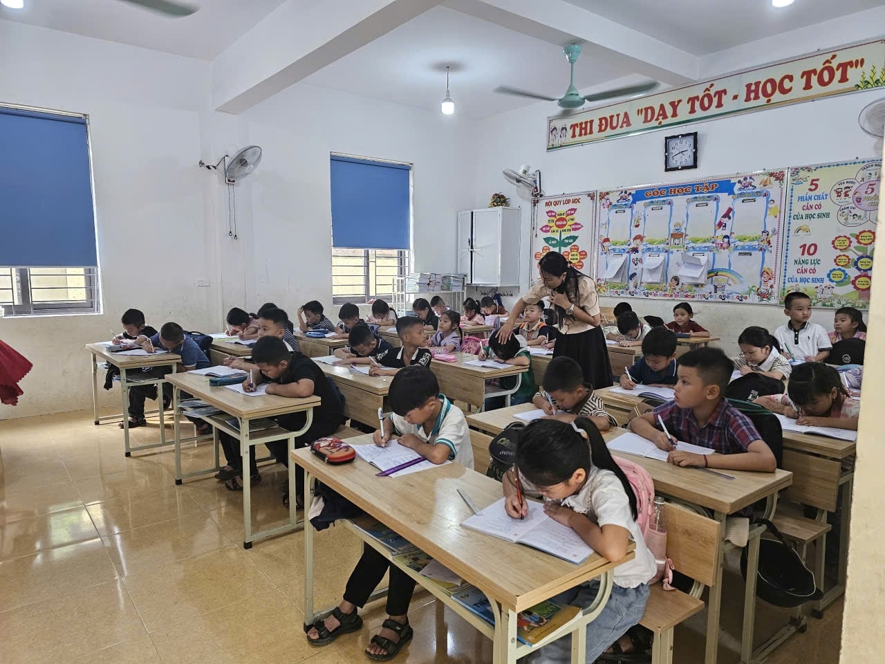 Giờ học của học sinh Trường Tiểu học Mường Xén (Nghệ An)