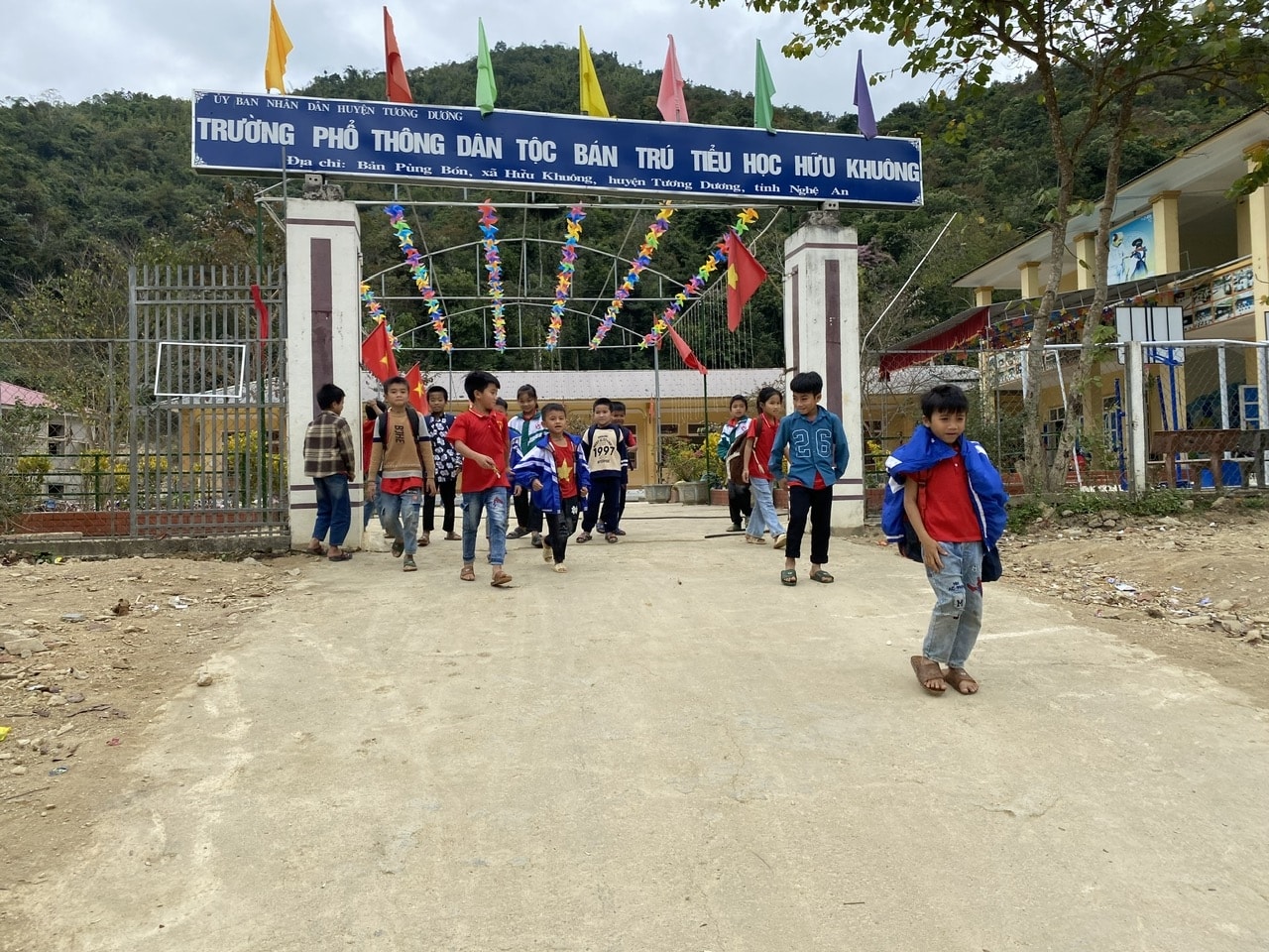 Hiện nay, 100% học sinh mầm non và tiểu học người DTTS được tổ chức tăng cường tiếng Việt trên cơ sở tiếng mẹ đẻ phù hợp với độ tuổi và đặc điểm tâm sinh lý của trẻ - Trong ảnh: Học sinh trường PTDTBT Tiểu học Hữu Khuông (Nghệ An)