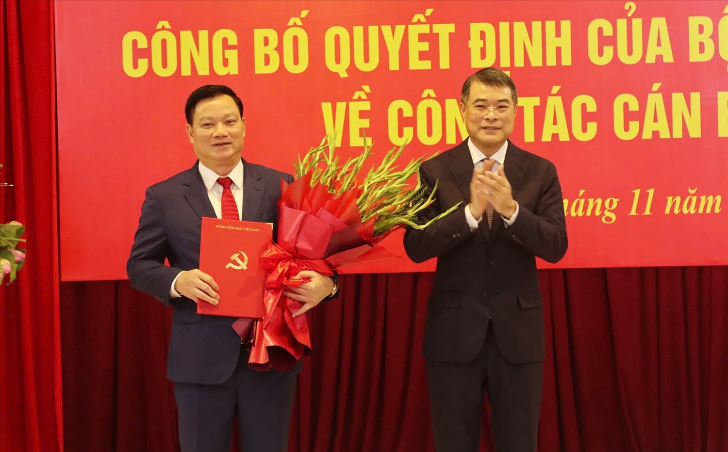 Ủy viên Bộ Chính trị, Bí thư Trung ương Đảng, Trưởng ban Tổ chức Trung ương Lê Minh Hưng đã trao Quyết định của Bộ Chính trị cho tân Bí thư Tỉnh ủy Nghệ An Nguyễn Khắc Thận
