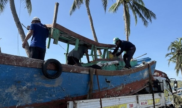 Ngư dân xã Sông Cầu, tỉnh Đắk Lắk đưa tàu thuyền đi sửa chữa để tiếp tục vươn khơi bám biển. (Ảnh: Tường Quân/TTXVN)