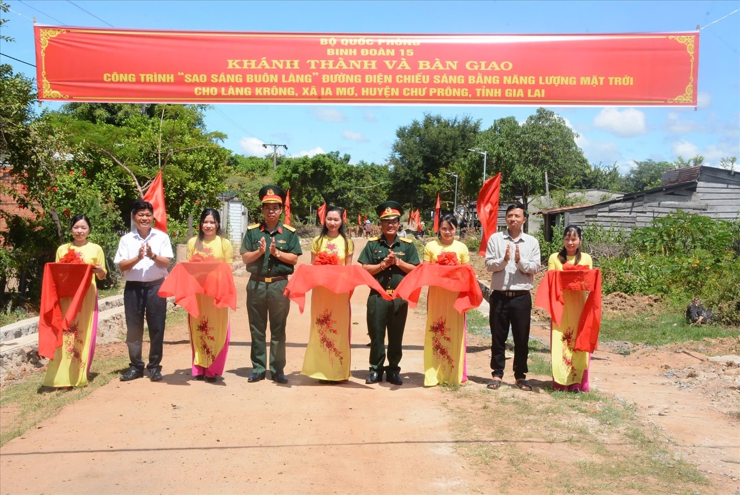 Lễ khánh thành và bàn giao công trình Thắp sáng buôn làng cho làng Krông, xã Ia Mơ Lễ khánh thành và bàn giao công trình Thắp sáng buôn làng cho làng Krông, xã Ia Mơ