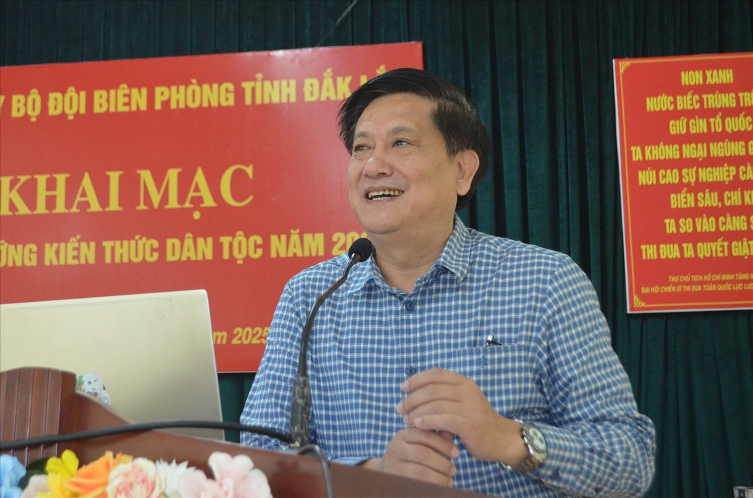 Phó Giám đốc Sở Dân tộc và Tôn giáo tỉnh Đắk Lắk Lê Ngọc Vinh trình bày chuyên đề về cộng đồng các DTTS và quan hệ dân tộc ở Việt Nam