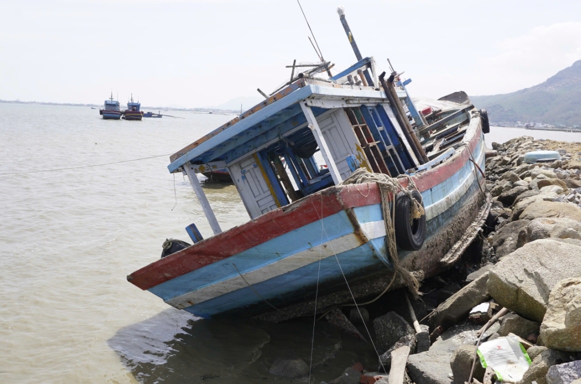 Trước sức gió khủng khiếp của cơn bão số 13, những chiếc tàu nặng hàng tấn bị dạt lên bờ. (Ảnh: T.L)