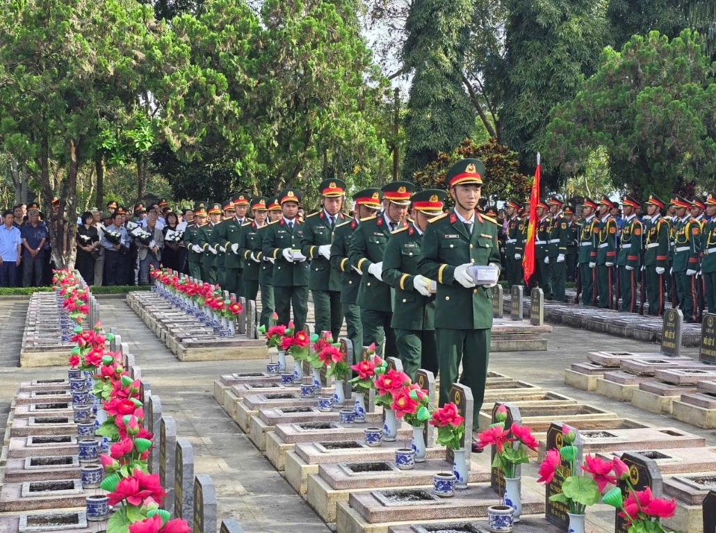 Lễ an táng 18 liệt sĩ hy sinh tại xã Ia Boòng. (Ảnh: P.H)