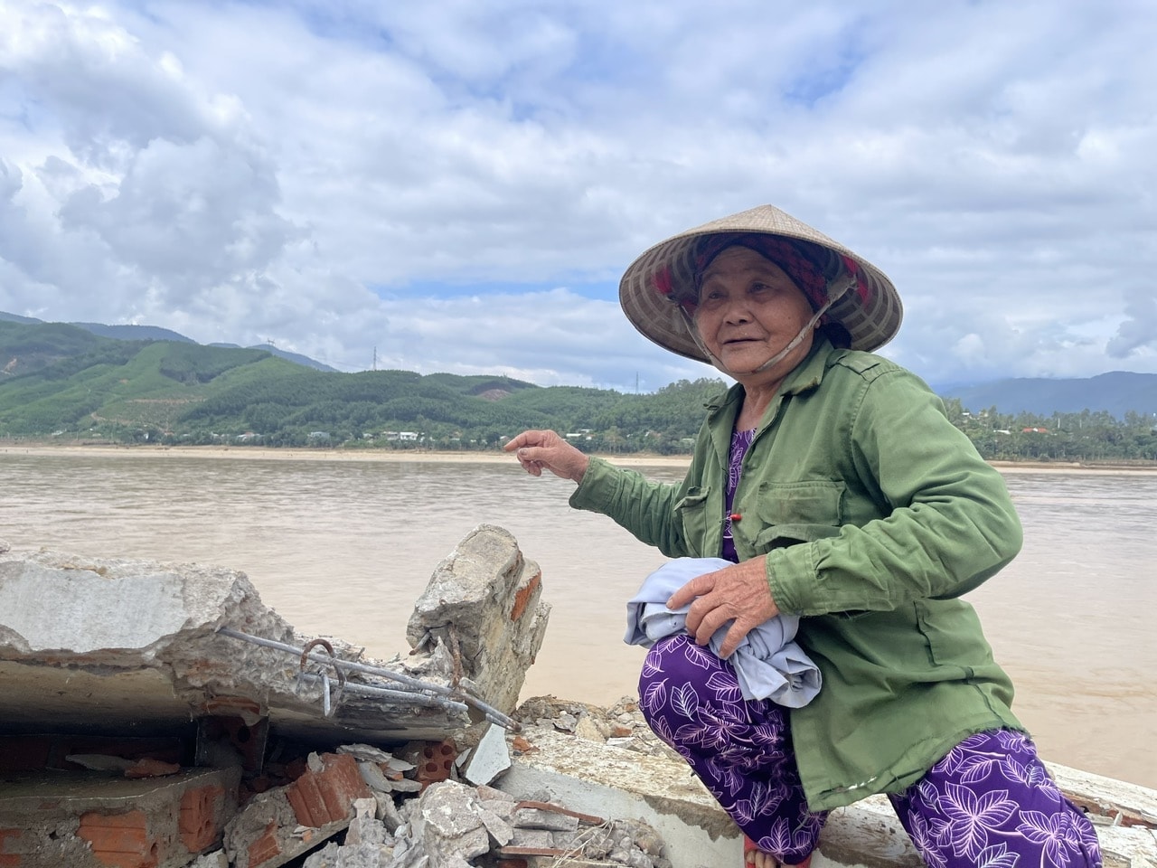 Bà Phan Thị Mãn bị mất nhà sau cơn lũ. (Ảnh Huy Trường)