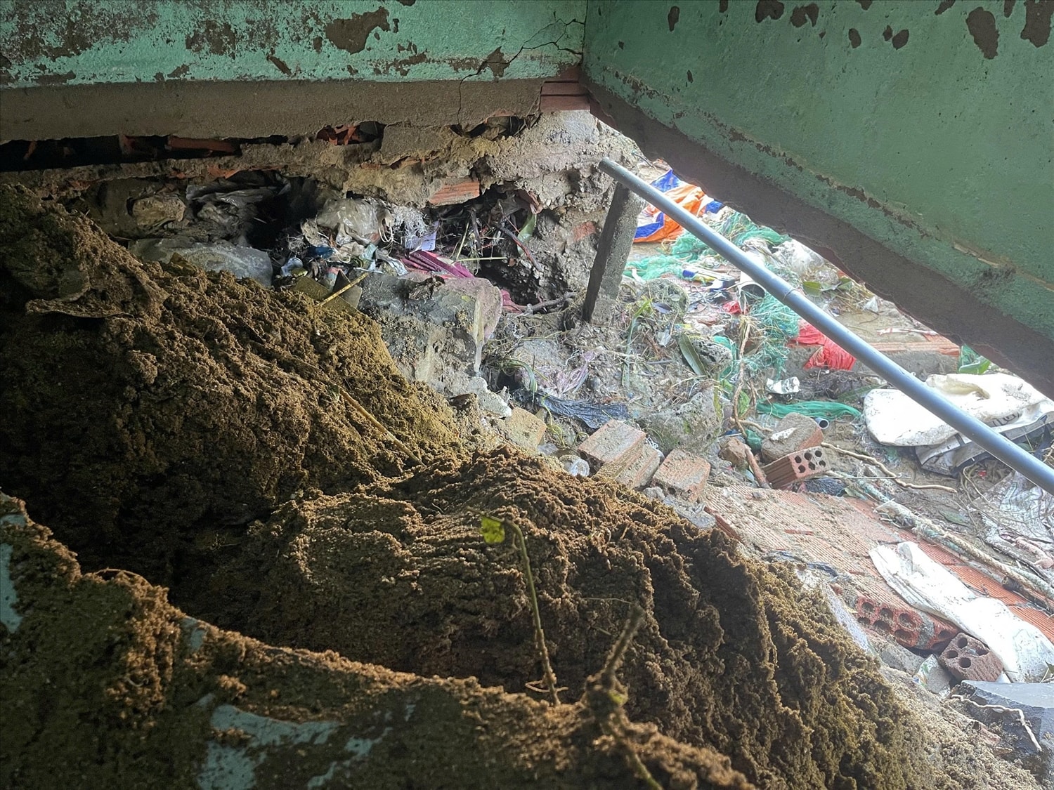 Một góc nhà dân thôn An Vĩnh bị sóng đánh nứt vách và móng nhà. Một góc nhà dân thôn An Vĩnh bị sóng đánh nứt vách và móng nhà.