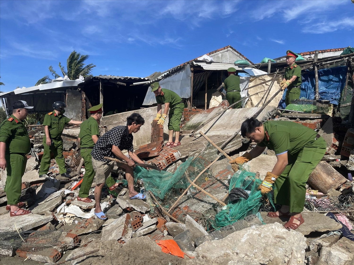 Lực lượng Công an Nhân dân giúp dân khắc phục hậu quả do bão gây ra. Lực lượng Công an Nhân dân giúp dân khắc phục hậu quả do bão gây ra.