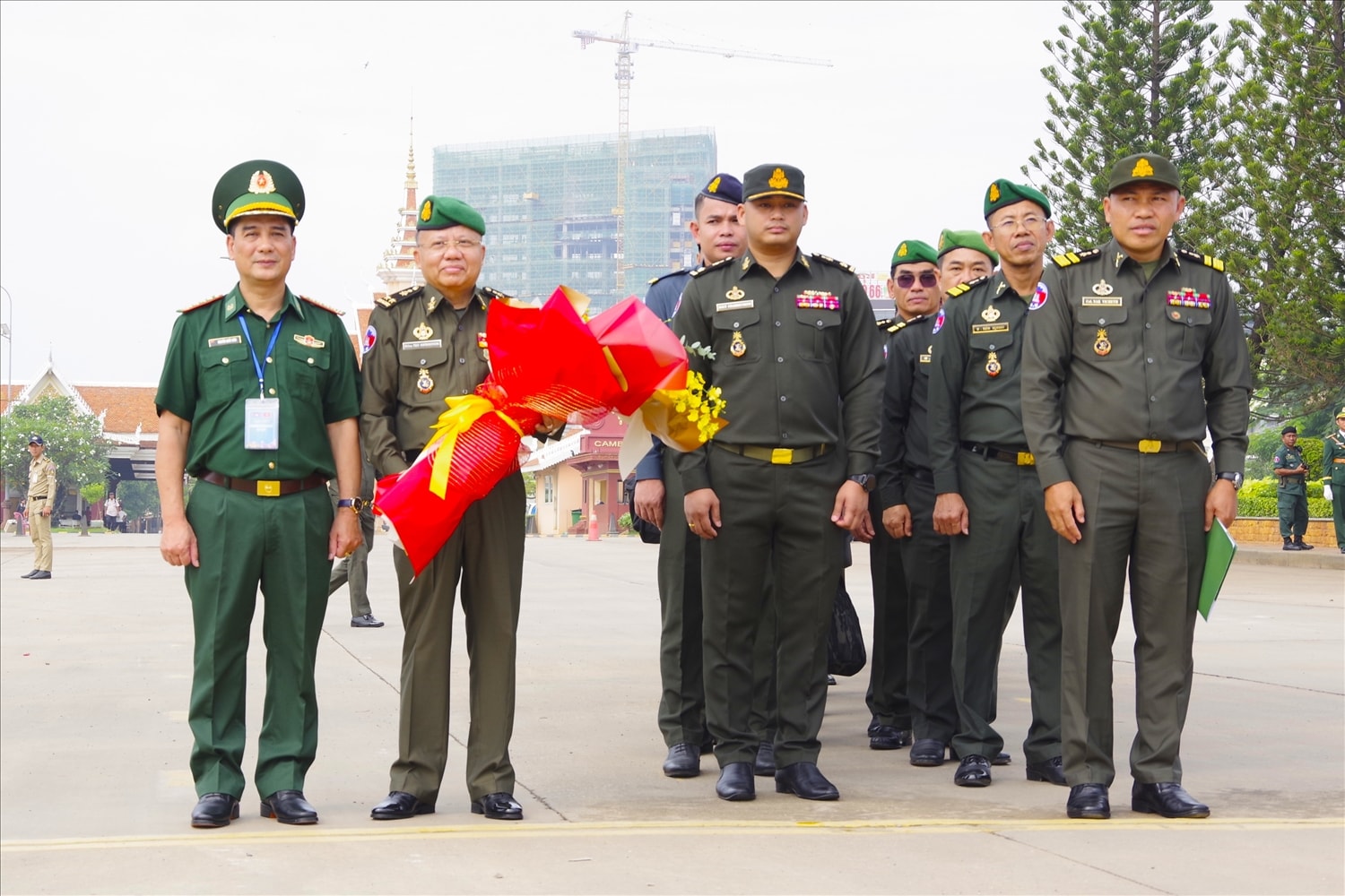Trưởng đoàn sĩ quan trẻ phía Việt Nam đón và tặng hoa đến Trưởng đoàn  sĩ quan trẻ Campuchia tại  Cửa khẩu quốc tế  Mộc Bài - Tây Ninh ( Ảnh: Lê Khoa)
