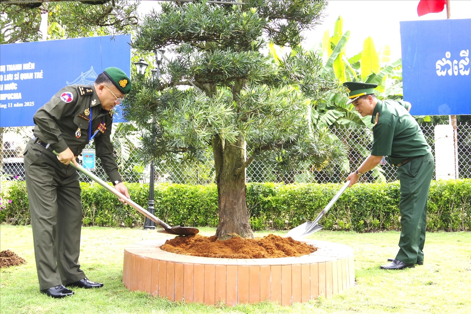 Trung tướng Tiên So-phon-Vuông, Phó Tham mưu trưởng, Cục Trưởng Cục Biên phòng Campuchia và Đại tá Nguyễn Quốc Hiếu, Phó Chủ nhiệm Chính trị BĐBP Việt Nam cùng trồng cây hữu nghị thanh niên Đồn Biên phòng cửa khẩu quốc tế Mộc ( Ảnh: Lê Khoa)