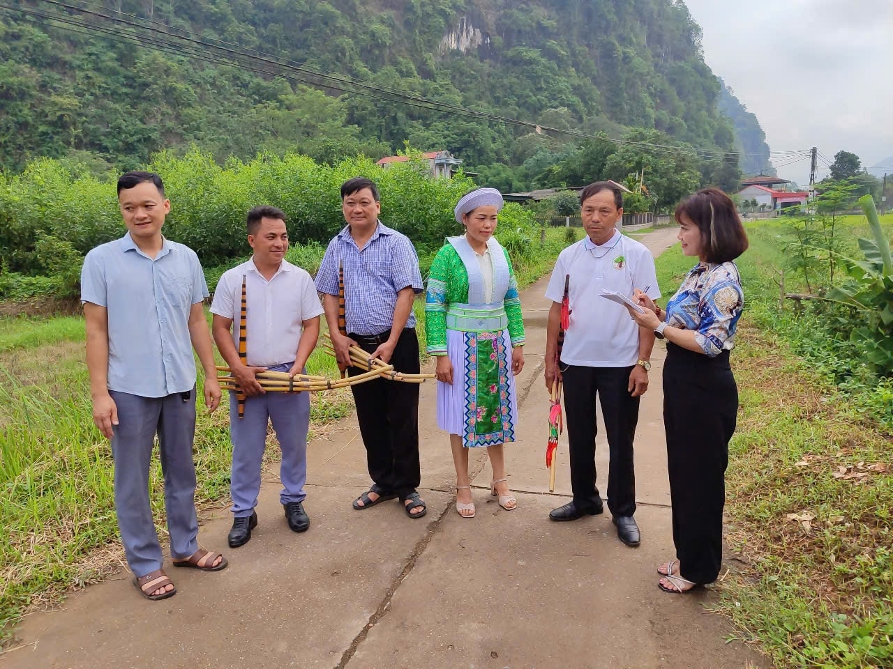 Các thành viên Câu lạc bộ Văn nghệ bảo tồn văn hóa dân tộc Mông chia sẻ với Nhà báo Vân Khánh (Báo VietNamNet) về nghệ thuật múa thổi khèn độc đáo của người dân tộc  Mông. (Ảnh: Thảo Khánh)