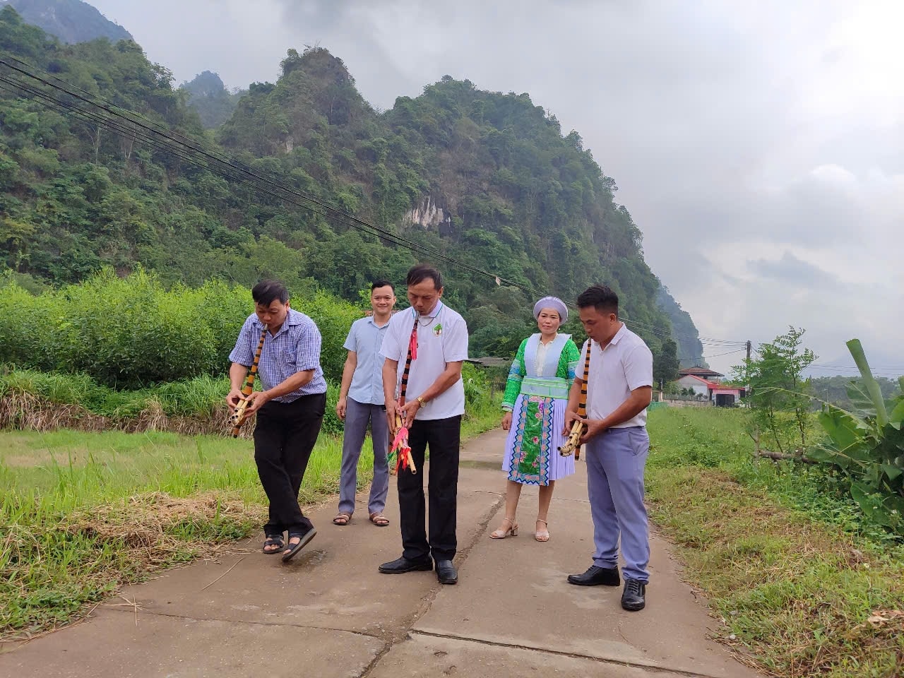 Các thành viên Câu lạc bộ Văn nghệ xóm Phú Thọ (dân tộc Mông) biểu diễn hát múa thổi khèn. (Ảnh: Thảo Khánh)
