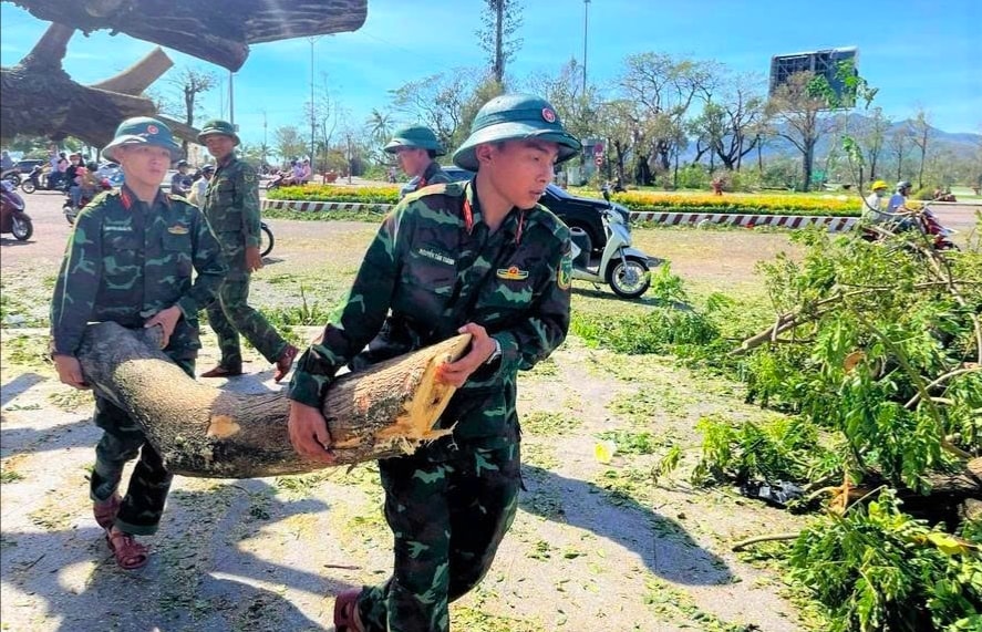 Lực lượng quân sự hỗ trợ dọn dẹp cảnh qua đô thị sau bão số 13. (Ảnh: P.H)